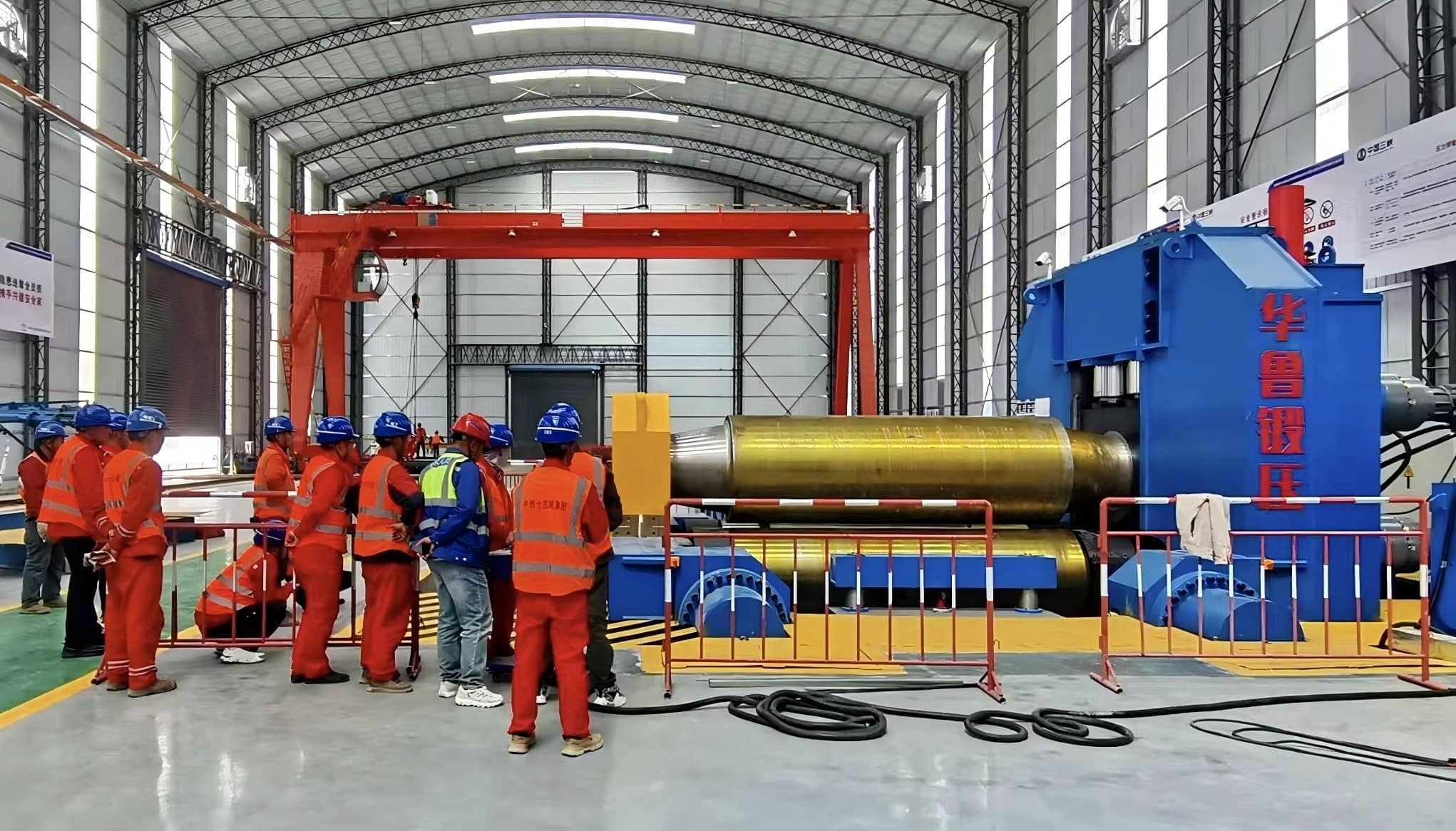 Hualu Equipment Successfully Delivers Large Plate Rolling Machine1.jpg